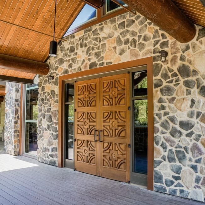 ProVia Fieldstone Manufactured Stone in the color Pennsylvania on the exterior of a lodge