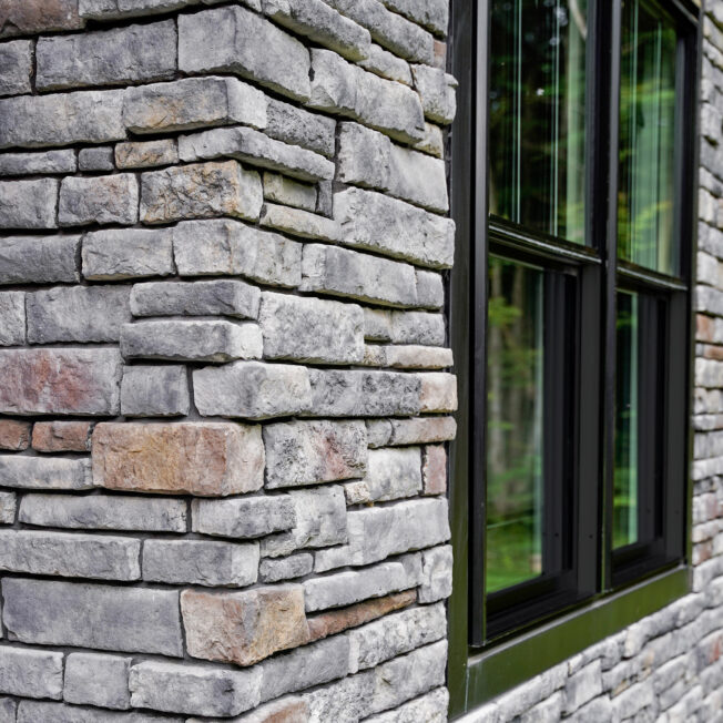 Chisel Cut manufactured stone in the color Olympus on a home exterior