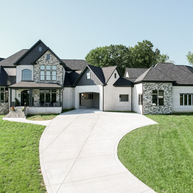 Ridge Cut™ manufactured stone in the color Denali on the front of a home exterior