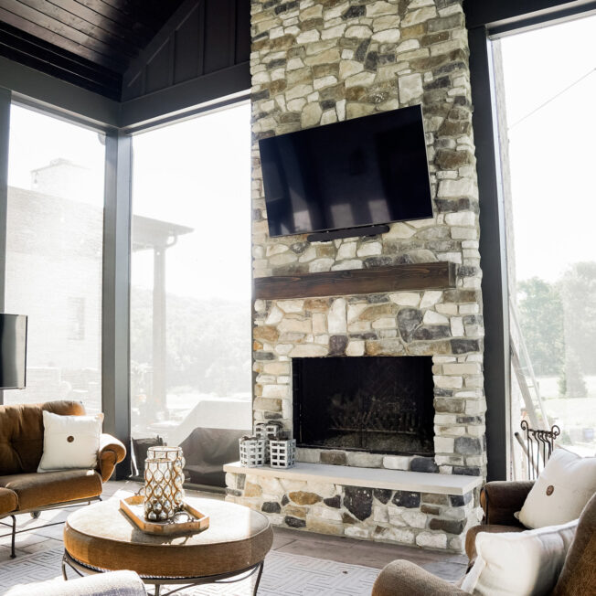 Ridge Cut™ manufactured stone in the color Denali on a fireplace in a sunroom