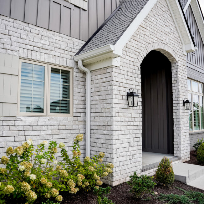 Edge Cut™ Manufactured Stone in the color Polar white on the exterior of a home