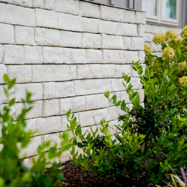 Edge Cut™ Manufactured Stone in the color Polar white on the exterior of a home